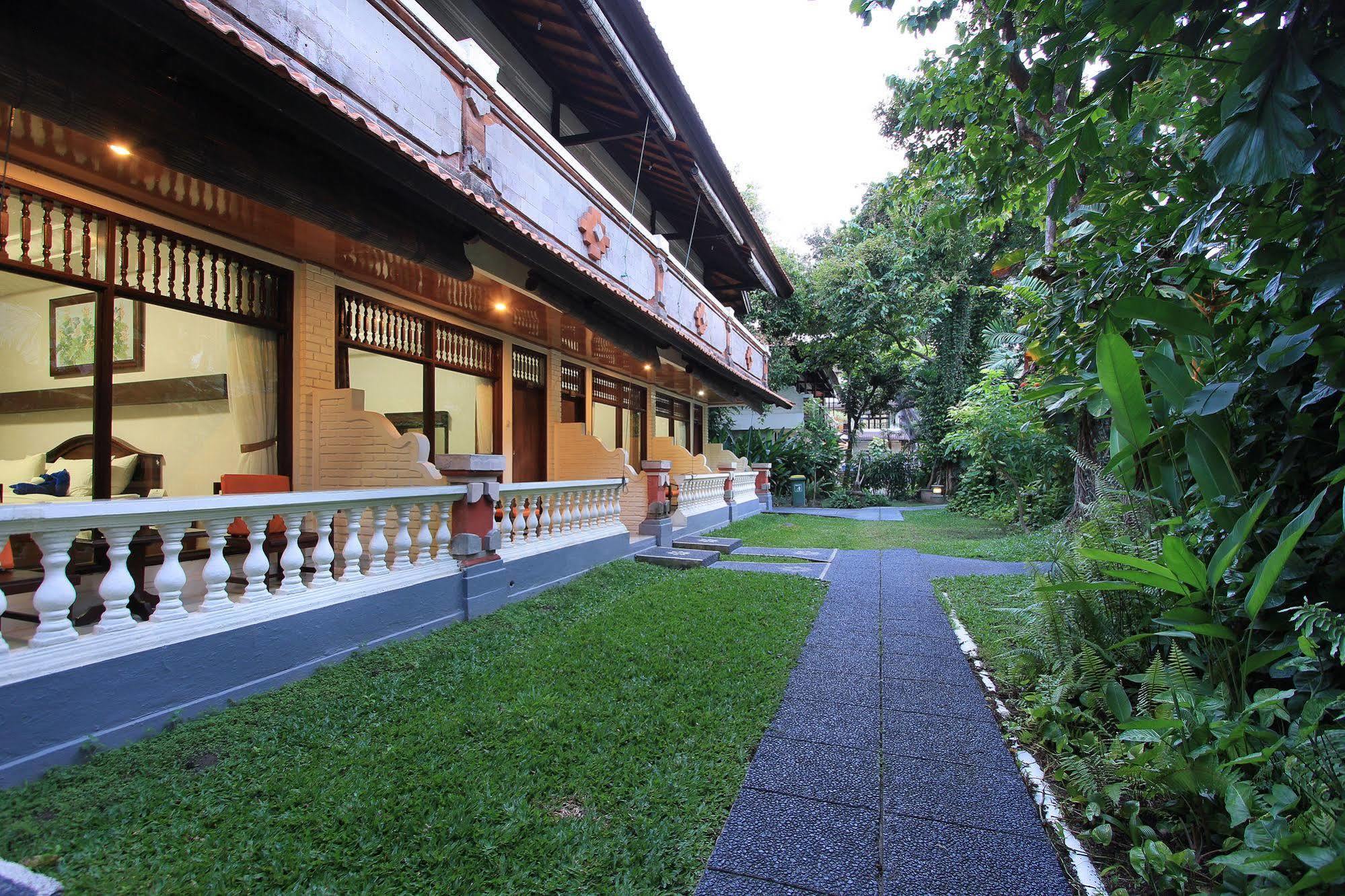 Hôtel The Taman Ayu à Seminyak Extérieur photo
